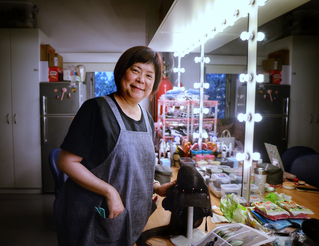 為旦角勾勒完美扮相  包頭師張美芳巧手變髮