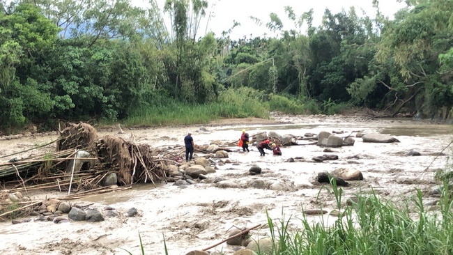 午後大雨嘉縣沄水溪水暴漲  民眾受困沙洲獲救 | 華視新聞