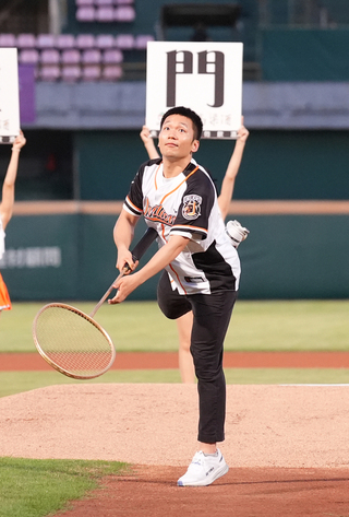 李洋超大羽球拍為統一獅開球  盼與王齊麟合體