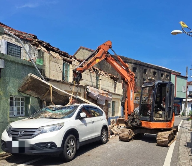 屏東老屋倒塌 2車遭砸毀損幸無人傷 | 華視新聞