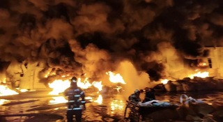 台南某企業倉庫大火 消防局灌救暫無人受困傷亡