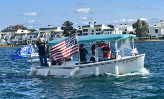 加州川粉動員向民主黨嗆聲 高喊「川普寶貝加油」