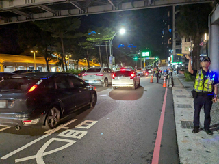 吊車故障淡水台2線塞4小時 新北研議尖峰禁大車