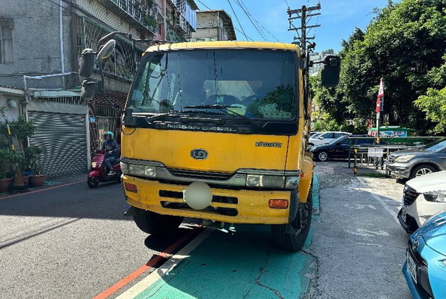 新北垃圾車擦撞輾斃女子 駕駛涉過失致死遭送辦 | 華視新聞