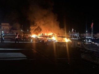 澎湖七美漁港火警 2船7部水上摩托車波及燒毀