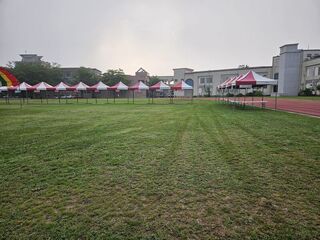 花蓮玉里鎮公所在國小辦烤肉 鎮民憂PU跑道受損