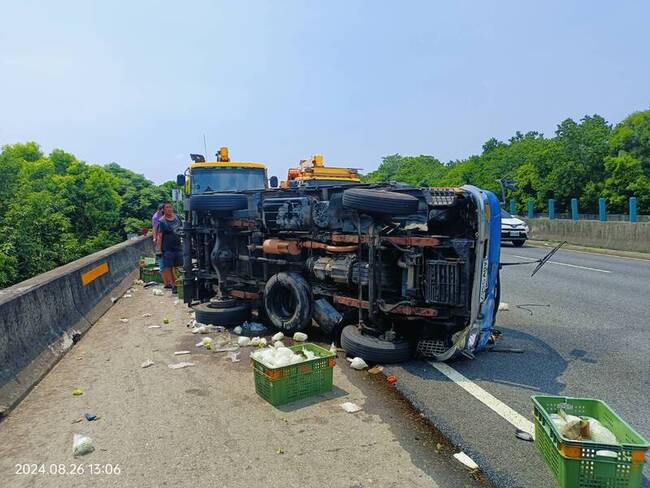 國1南屯路段碰撞車禍 小貨車翻覆芭樂滾落地面 | 華視新聞