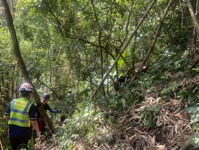 竹山天梯園區除草工摔落6公尺邊坡 草木卡住保命 | 華視新聞