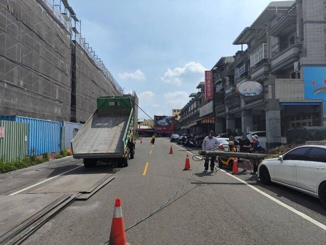 屏東貨車卸鋼板滑行 扯斷電桿砸中路旁車輛幸無人傷 | 華視新聞