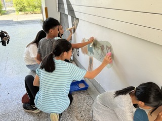 花蓮石材污泥廢料成塗料 學生開心彩繪國小穿堂