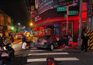 竹縣少年無照駕駛遇警逃逸 與工程車碰撞3人受傷