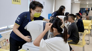 學童近視率攀升 南高雄家扶攜手診所辦聯合義診