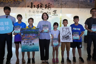 小琉球迎王祭典新書贈5校 推廣無形文資教育