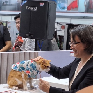 蕭副總統參觀家電展 餵食網紅貓咪「阿蹼仔」