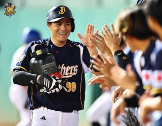 宋晟睿二壘打直擊全壘打牆 平野揭秘怎送高蛋白