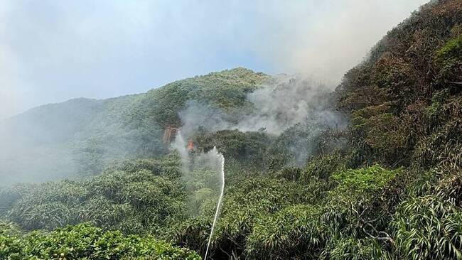 瑞芳鼻頭角步道旁山坡起火燃燒 消防籲遊客勿前往 | 華視新聞