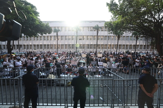 柯文哲遭北檢逮捕 支持者續聚集、黃國昌先離開