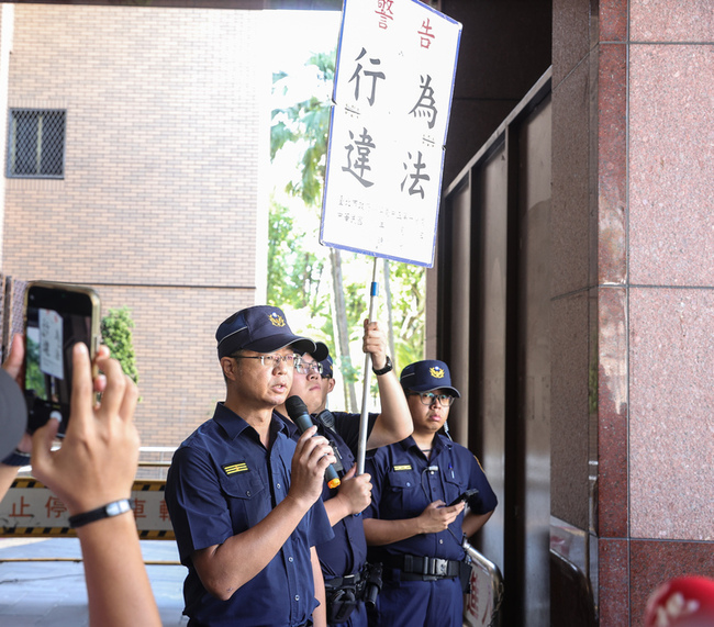 支持者聚集北檢挺柯文哲 警方第1次舉牌警告要求離開 | 華視新聞