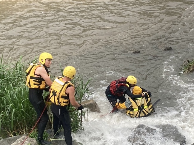 台中午後大雨釣客受困沙洲  消防局救援上岸無礙 | 華視新聞