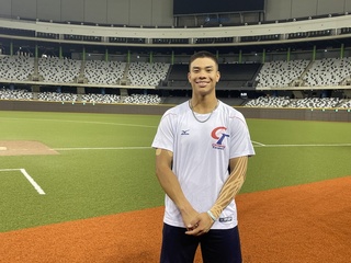 亞青柯敬賢大巨蛋練球敲3轟 笑稱是魔鷹弟弟「小鷹」