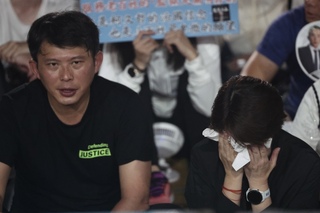 柯文哲羈押庭持續 黃國昌、黃珊珊北檢外聲援