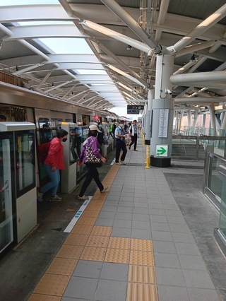 高捷岡山車站收費首個上班日 市府：尖峰湧人潮順暢