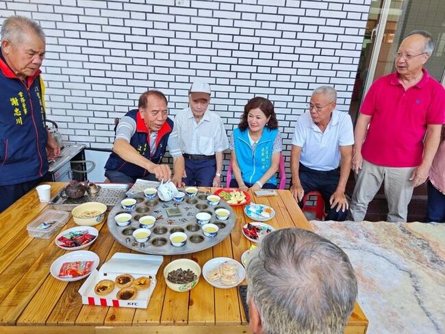 廢棄車輪餅烤盤再利用 三芝宮廟創「老人共茶」 | 華視新聞