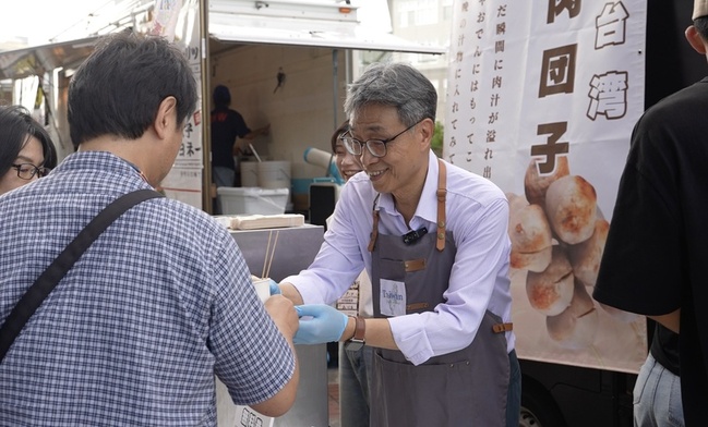 陳駿季日本職棒開球 推薦球迷品嚐台灣香腸貢丸 | 華視新聞