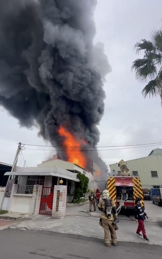 台南新營工業區台聯實業大火 灌救中暫無傷亡