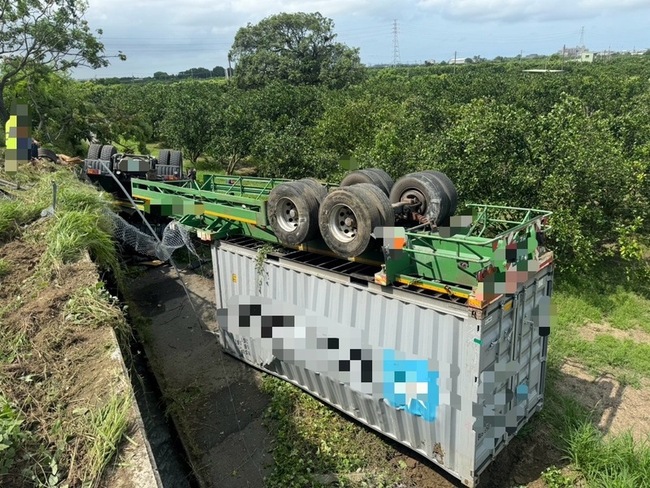 國1台南麻豆段聯結車翻覆邊坡 駕駛受困搶救中 | 華視新聞