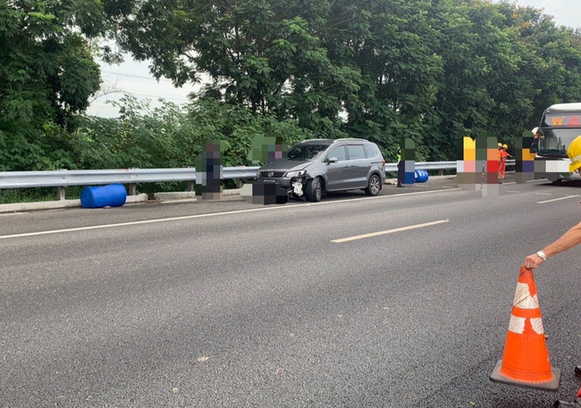 國1嘉義民雄段氫氧化鉀桶掉落 封車道清除 | 華視新聞