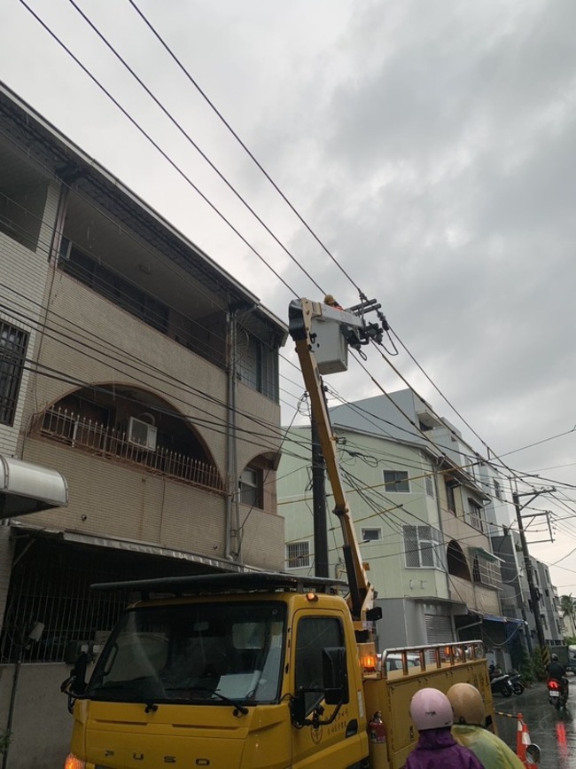 大雨雷擊線路設備故障  台南逾2700戶停電已修復 | 華視新聞