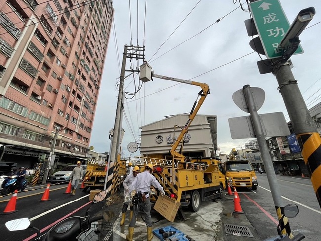 高雄午後雷雨電桿漏電  岡山一度518戶停電 | 華視新聞