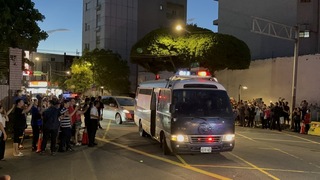 柯文哲送抵台北看守所 民眾拍手歡呼喊老天有眼