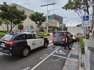 台中男酒駕拒捕衝撞  警開12槍、後車幫擋道逮人