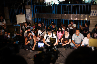 柯美蘭現身台北看守所外 率逾百名小草靜坐