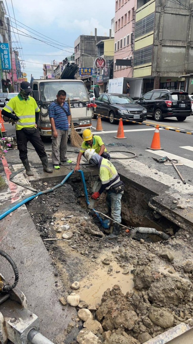 台中豐原成功路水管滲漏搶修 預計晚間6時復水 | 華視新聞