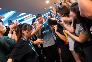 「麟洋配」簽名會擠爆人潮 李洋：真的嚇到