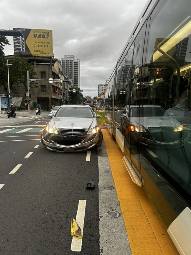 高雄輕軌列車遭撞無人傷  汽車疑違規左轉釀禍 | 華視新聞