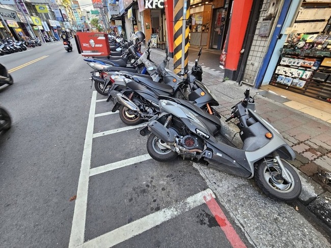 男開車在五股沿路擦撞汽機車 警及時攔下無傷亡 | 華視新聞