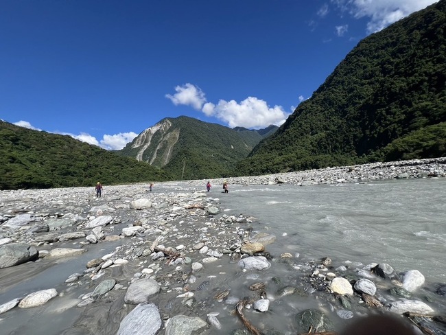 花蓮二子山被溪水沖走駕駛遺體尋獲 持續搜索幼童 | 華視新聞