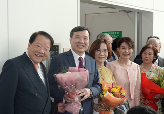 駐日代表李逸洋抵日履新  日華懇議員與僑胞熱烈歡迎