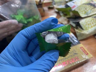 5盒榴槤巧克力藏136顆海洛因闖關 刑事局逮6人送辦