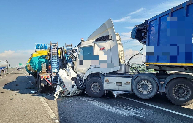 國3和美段3車追撞 兩大車夾扁小車駕駛救出仍不治 | 華視新聞