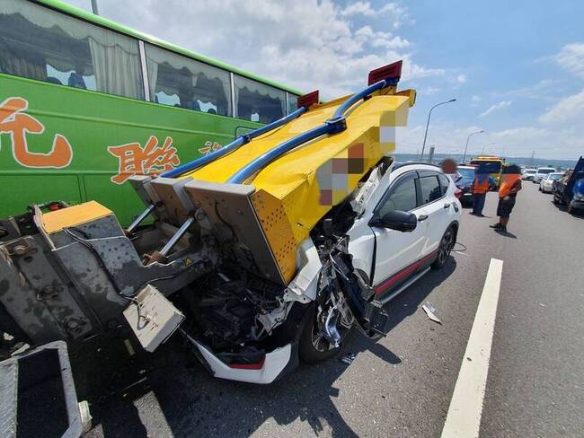 疑未注意前車  台74線轎車追撞緩撞車駕駛輕傷 | 華視新聞