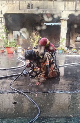 嘉縣榮昌戲院大火  消防員跪地灌水降溫照撼人心