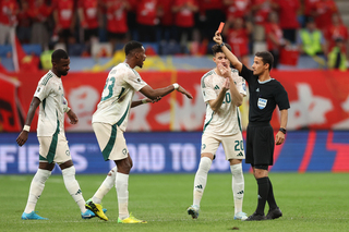 中國男足1比2敗給沙烏地 多1人踢球還被逆轉