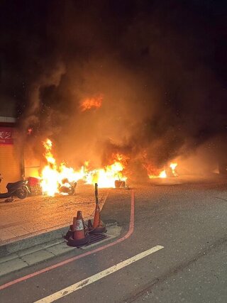 桃園垃圾子母車火警 釀84機車起火、疏散130人