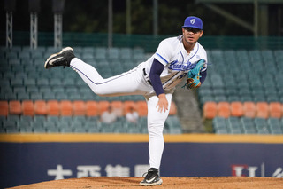 羅戈穿不一致深藍內襯衣被要求更換 教練氣抗議