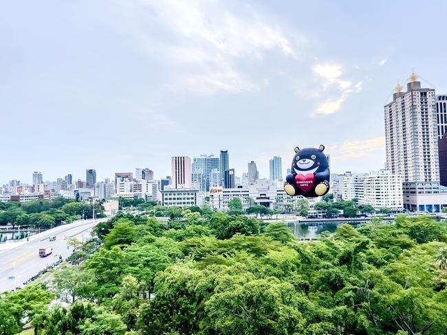 高雄愛．月熱氣球登場 巨型高雄熊愛河升空 | 華視新聞